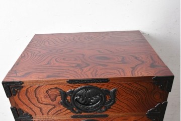 中古　岩谷堂箪笥　引き出し7杯　牡丹文様の飾り金具と豊かな木目が魅力の縦型チェスト　(R-090361)