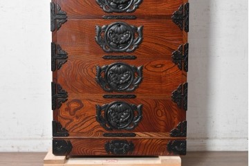 中古　岩谷堂箪笥　引き出し7杯　牡丹文様の飾り金具と豊かな木目が魅力の縦型チェスト　(R-090361)