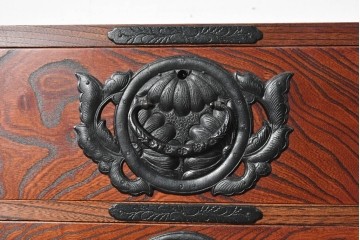 中古　岩谷堂箪笥　引き出し7杯　牡丹文様の飾り金具と豊かな木目が魅力の縦型チェスト　(R-090361)