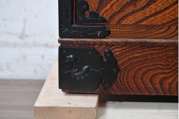 中古　岩谷堂箪笥　引き出し7杯　牡丹文様の飾り金具と豊かな木目が魅力の縦型チェスト　(R-090361)