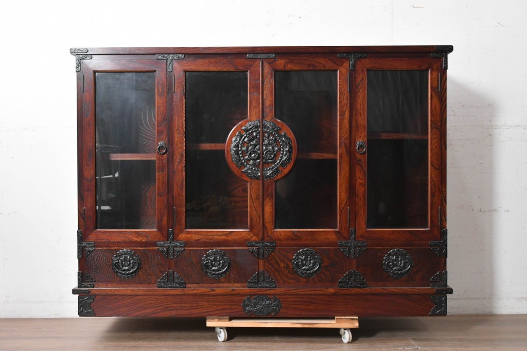 中古　美品　岩谷堂箪笥　重厚な木目と金具が存在感を放つサイドボード　(R-090362)