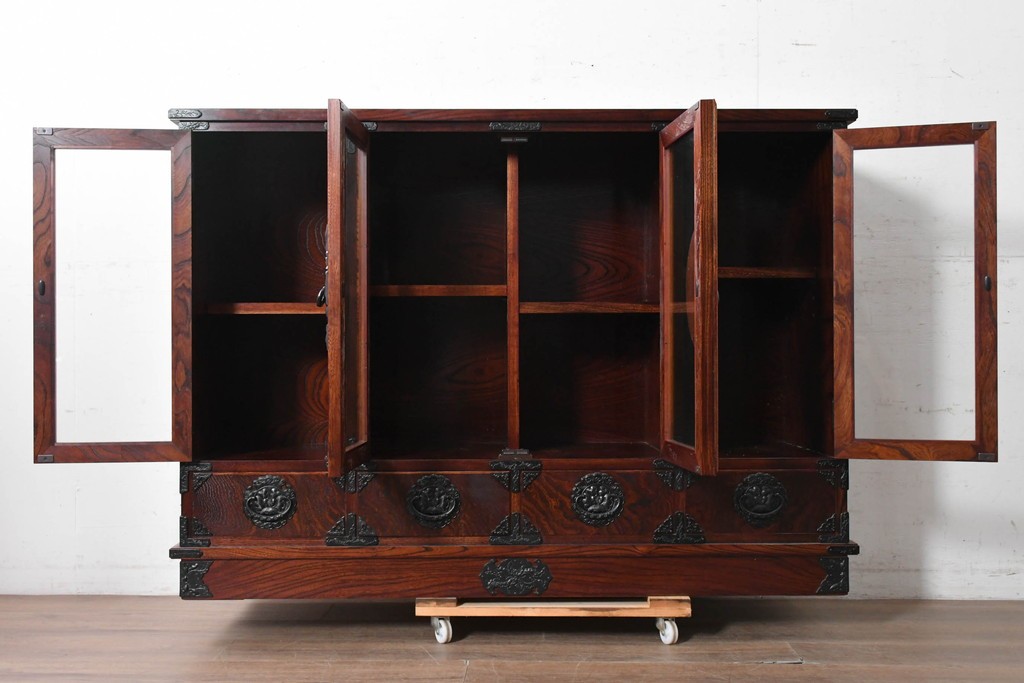 中古　美品　岩谷堂箪笥　重厚な木目と金具が存在感を放つサイドボード　(R-090362)