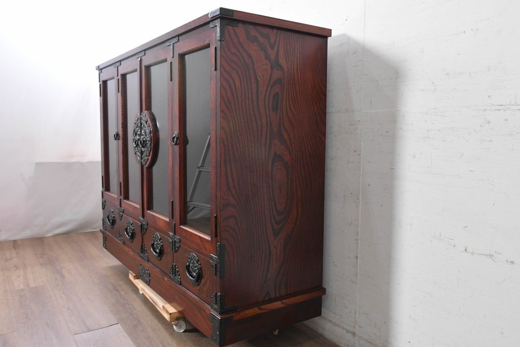 中古　美品　岩谷堂箪笥　重厚な木目と金具が存在感を放つサイドボード　(R-090362)