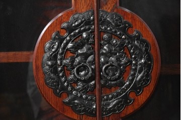 中古　美品　岩谷堂箪笥　重厚な木目と金具が存在感を放つサイドボード　(R-090362)