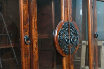 中古　美品　岩谷堂箪笥　重厚な木目と金具が存在感を放つサイドボード　(R-090362)
