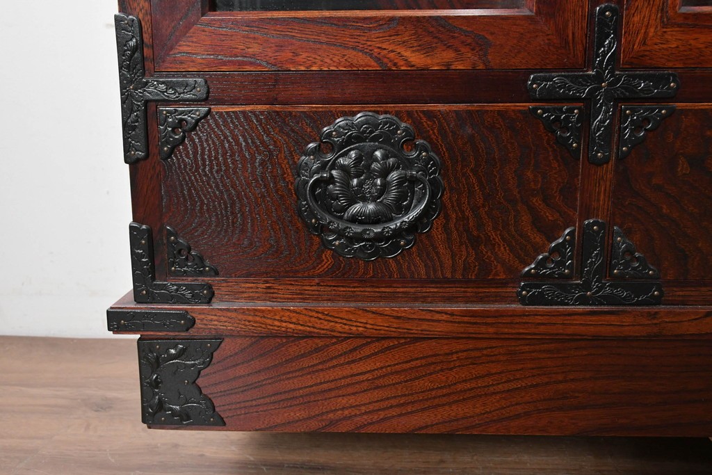 中古　美品　岩谷堂箪笥　重厚な木目と金具が存在感を放つサイドボード　(R-090362)