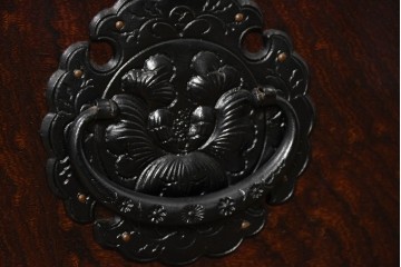 中古　美品　岩谷堂箪笥　重厚な木目と金具が存在感を放つサイドボード　(R-090362)