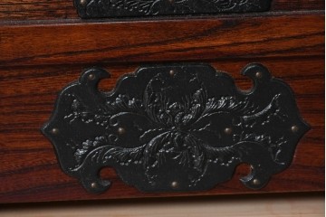 中古　美品　岩谷堂箪笥　重厚な木目と金具が存在感を放つサイドボード　(R-090362)