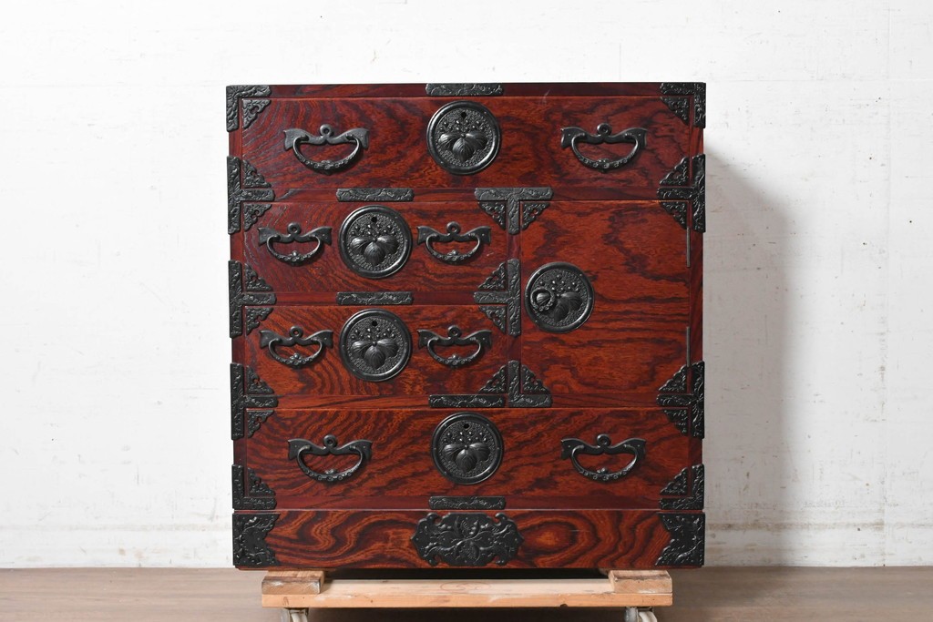 中古　美品　岩谷堂箪笥　桐文様の飾り金具が気品漂う小箪笥　(R-090363)