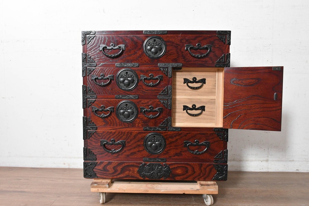 中古　美品　岩谷堂箪笥　桐文様の飾り金具が気品漂う小箪笥　(R-090363)