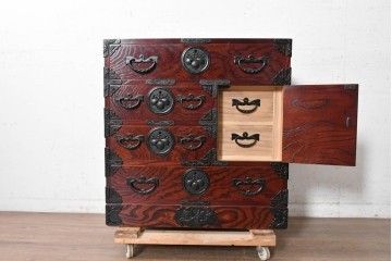 中古　美品　岩谷堂箪笥　桐文様の飾り金具が気品漂う小箪笥　(R-090363)