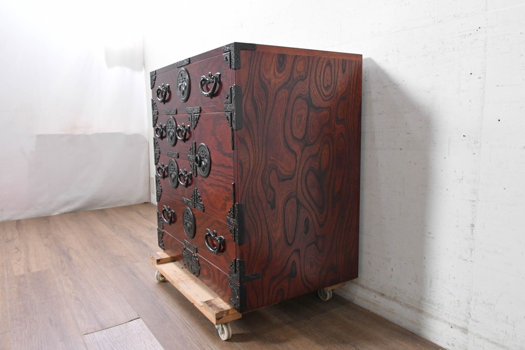 中古　美品　岩谷堂箪笥　桐文様の飾り金具が気品漂う小箪笥　(R-090363)