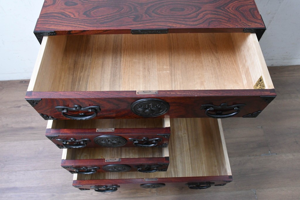 中古　美品　岩谷堂箪笥　桐文様の飾り金具が気品漂う小箪笥　(R-090363)