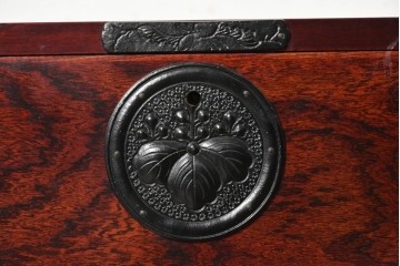 中古　美品　岩谷堂箪笥　桐文様の飾り金具が気品漂う小箪笥　(R-090363)