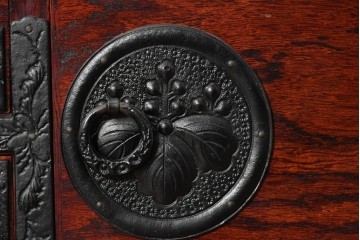 中古　美品　岩谷堂箪笥　桐文様の飾り金具が気品漂う小箪笥　(R-090363)