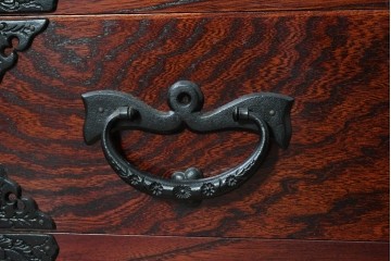 中古　美品　岩谷堂箪笥　桐文様の飾り金具が気品漂う小箪笥　(R-090363)