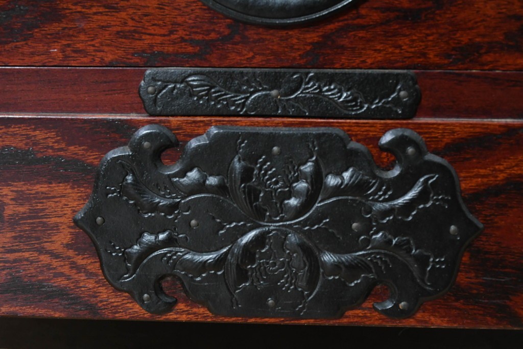 中古　美品　岩谷堂箪笥　桐文様の飾り金具が気品漂う小箪笥　(R-090363)