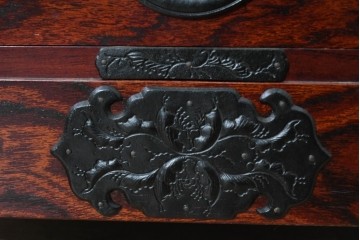 中古　美品　岩谷堂箪笥　桐文様の飾り金具が気品漂う小箪笥　(R-090363)