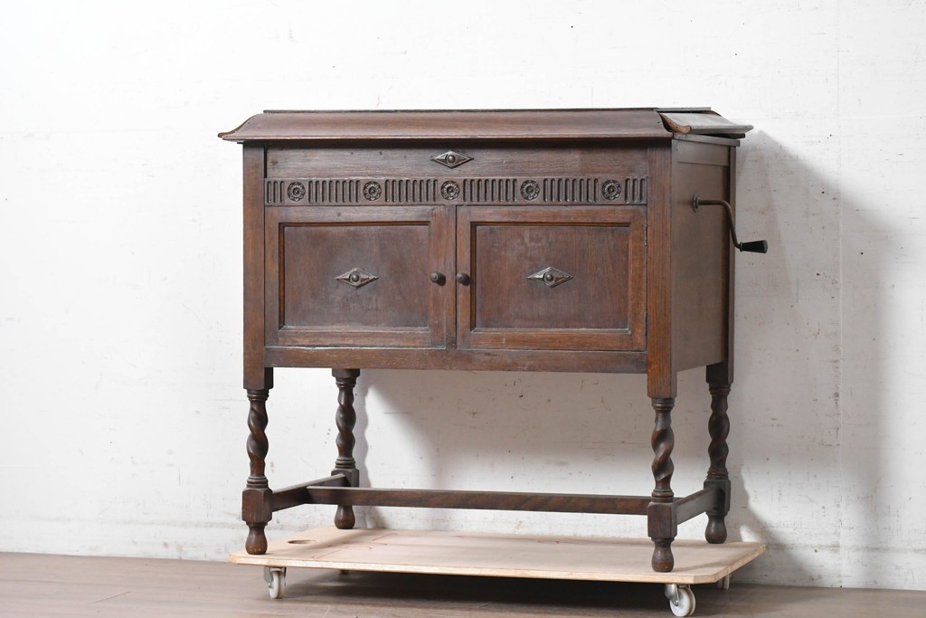 イギリスアンティーク　1920年頃　オーク材　C.Gilbert & Co. Ltd.　Model No.53　収納を備えた手巻き式グラモフォン　(R-090365)