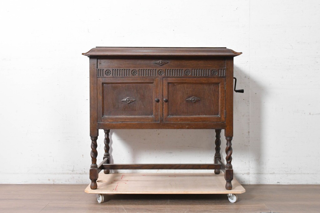 イギリスアンティーク　1920年頃　オーク材　C.Gilbert & Co. Ltd.　Model No.53　収納を備えた手巻き式グラモフォン　(R-090365)