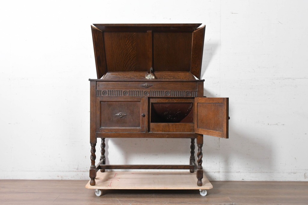 イギリスアンティーク　1920年頃　オーク材　C.Gilbert & Co. Ltd.　Model No.53　収納を備えた手巻き式グラモフォン　(R-090365)