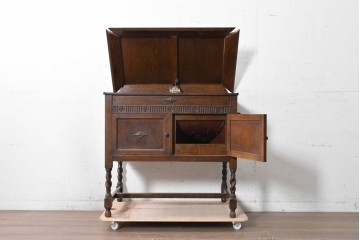 イギリスアンティーク　1920年頃　オーク材　C.Gilbert & Co. Ltd.　Model No.53　収納を備えた手巻き式グラモフォン　(R-090365)