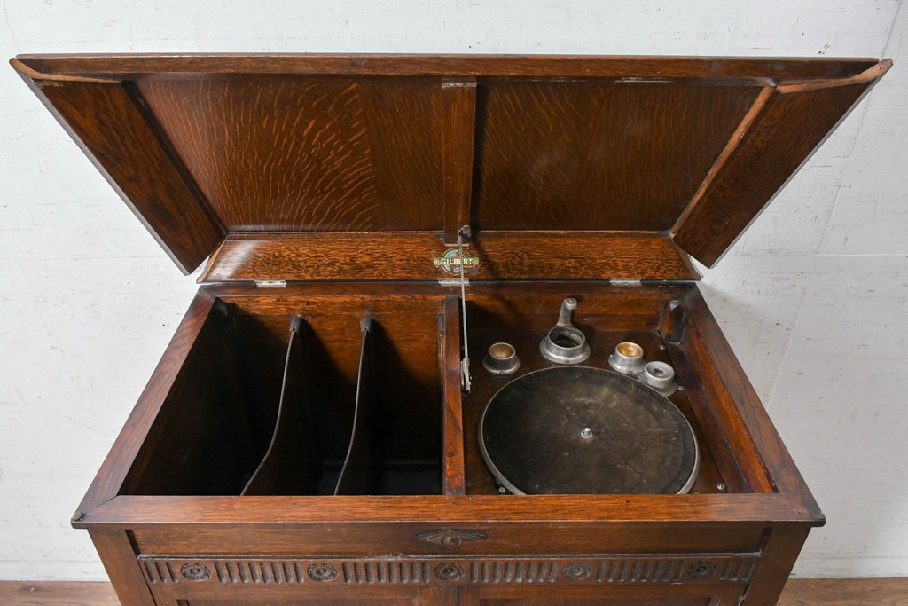 イギリスアンティーク　1920年頃　オーク材　C.Gilbert & Co. Ltd.　Model No.53　収納を備えた手巻き式グラモフォン　(R-090365)