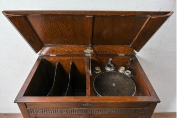 イギリスアンティーク　1920年頃　オーク材　C.Gilbert & Co. Ltd.　Model No.53　収納を備えた手巻き式グラモフォン　(R-090365)