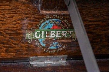 イギリスアンティーク　1920年頃　オーク材　C.Gilbert & Co. Ltd.　Model No.53　収納を備えた手巻き式グラモフォン　(R-090365)