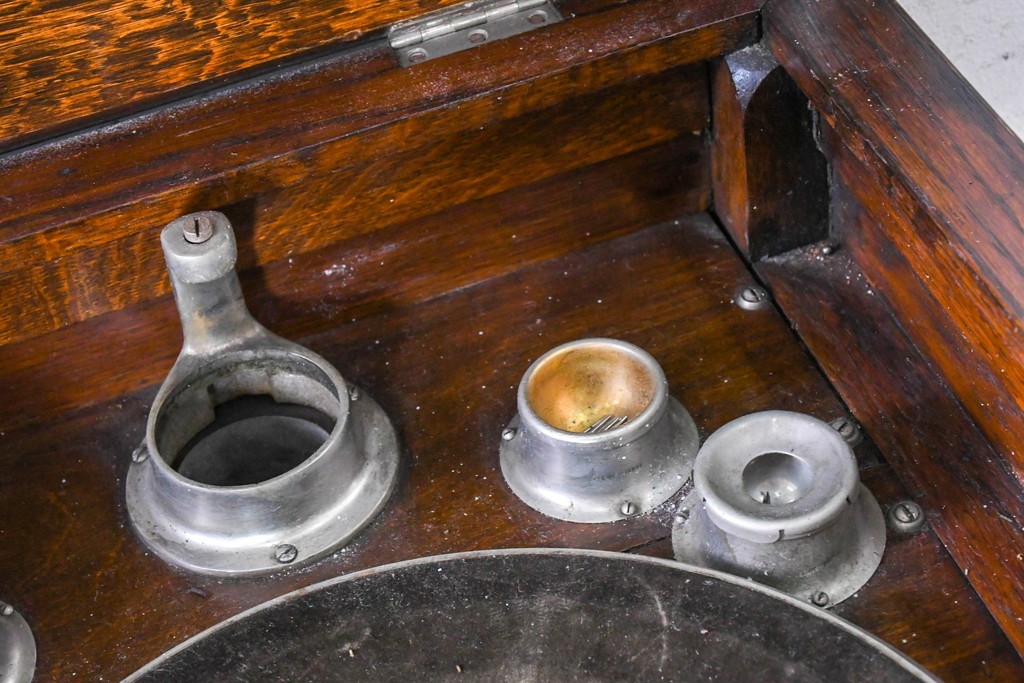 イギリスアンティーク　1920年頃　オーク材　C.Gilbert & Co. Ltd.　Model No.53　収納を備えた手巻き式グラモフォン　(R-090365)