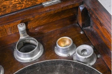 イギリスアンティーク　1920年頃　オーク材　C.Gilbert & Co. Ltd.　Model No.53　収納を備えた手巻き式グラモフォン　(R-090365)