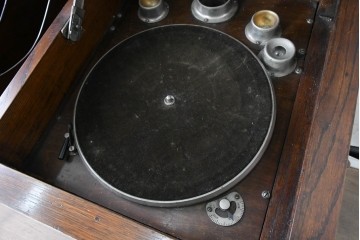 イギリスアンティーク　1920年頃　オーク材　C.Gilbert & Co. Ltd.　Model No.53　収納を備えた手巻き式グラモフォン　(R-090365)
