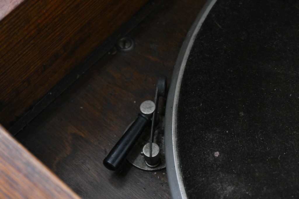 イギリスアンティーク　1920年頃　オーク材　C.Gilbert & Co. Ltd.　Model No.53　収納を備えた手巻き式グラモフォン　(R-090365)