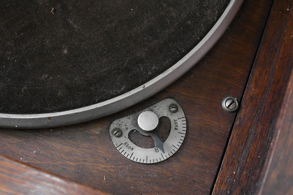 イギリスアンティーク　1920年頃　オーク材　C.Gilbert & Co. Ltd.　Model No.53　収納を備えた手巻き式グラモフォン　(R-090365)