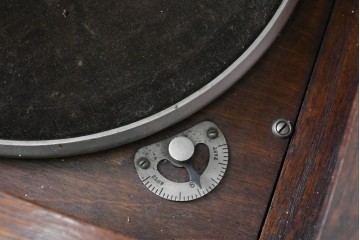 イギリスアンティーク　1920年頃　オーク材　C.Gilbert & Co. Ltd.　Model No.53　収納を備えた手巻き式グラモフォン　(R-090365)