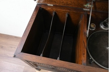 イギリスアンティーク　1920年頃　オーク材　C.Gilbert & Co. Ltd.　Model No.53　収納を備えた手巻き式グラモフォン　(R-090365)