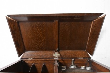 イギリスアンティーク　1920年頃　オーク材　C.Gilbert & Co. Ltd.　Model No.53　収納を備えた手巻き式グラモフォン　(R-090365)