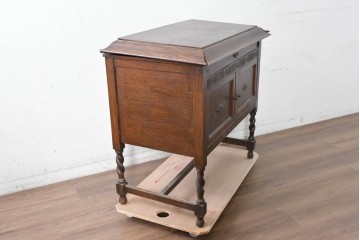 イギリスアンティーク　1920年頃　オーク材　C.Gilbert & Co. Ltd.　Model No.53　収納を備えた手巻き式グラモフォン　(R-090365)