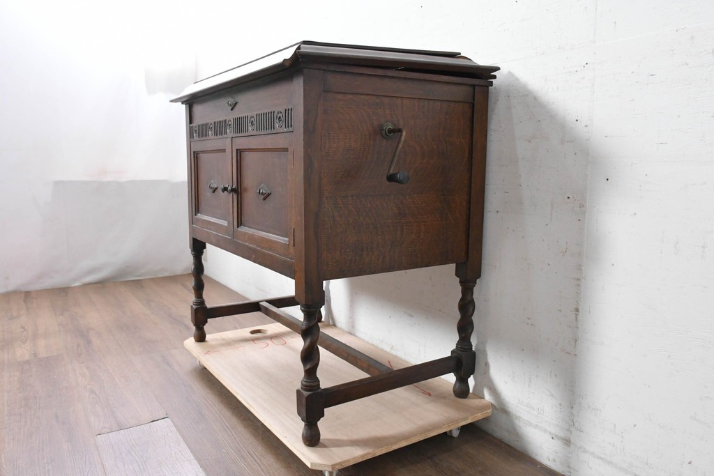 イギリスアンティーク　1920年頃　オーク材　C.Gilbert & Co. Ltd.　Model No.53　収納を備えた手巻き式グラモフォン　(R-090365)