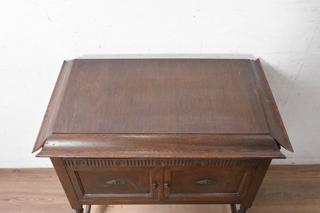 イギリスアンティーク　1920年頃　オーク材　C.Gilbert & Co. Ltd.　Model No.53　収納を備えた手巻き式グラモフォン　(R-090365)