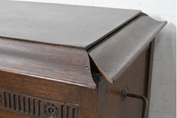 イギリスアンティーク　1920年頃　オーク材　C.Gilbert & Co. Ltd.　Model No.53　収納を備えた手巻き式グラモフォン　(R-090365)