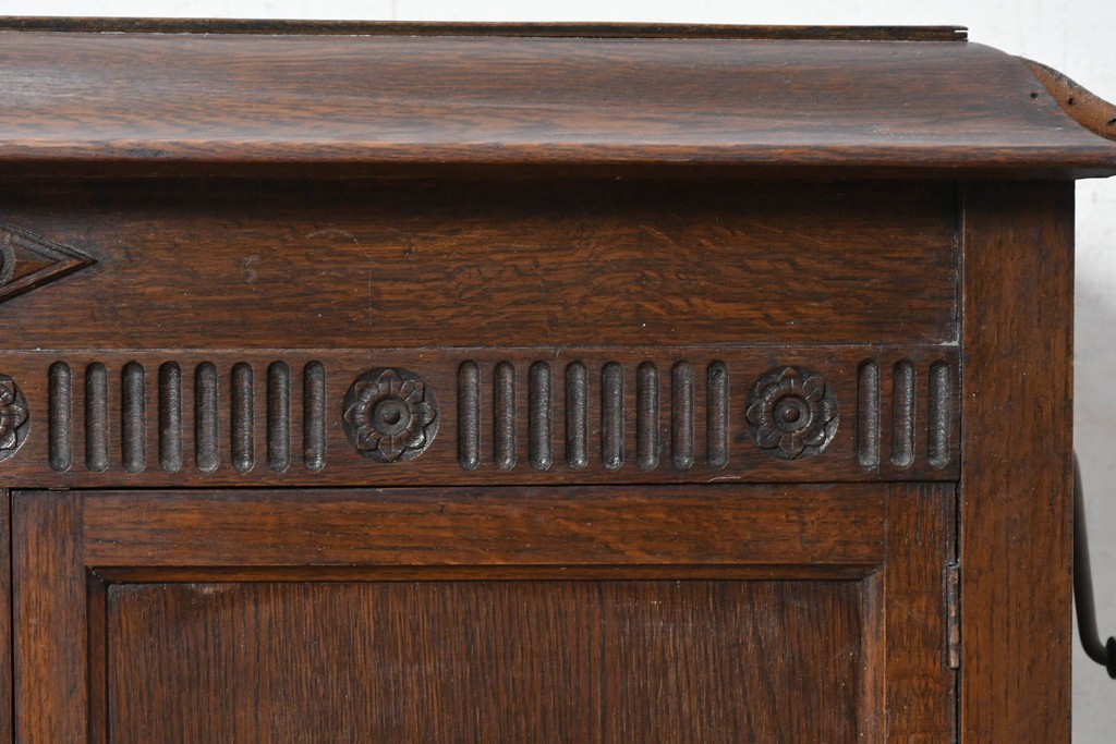 イギリスアンティーク　1920年頃　オーク材　C.Gilbert & Co. Ltd.　Model No.53　収納を備えた手巻き式グラモフォン　(R-090365)