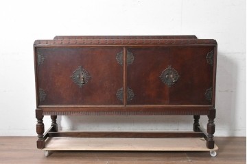 イギリスアンティーク　1900年頃　オーク材　透かし装飾の金具が素敵なサイドボード　(R-090366)