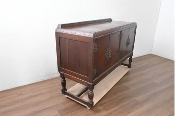 イギリスアンティーク　1900年頃　オーク材　透かし装飾の金具が素敵なサイドボード　(R-090366)