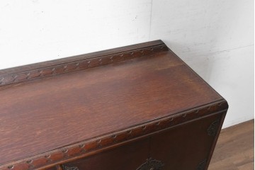 イギリスアンティーク　1900年頃　オーク材　透かし装飾の金具が素敵なサイドボード　(R-090366)
