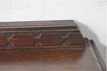 イギリスアンティーク　1900年頃　オーク材　透かし装飾の金具が素敵なサイドボード　(R-090366)