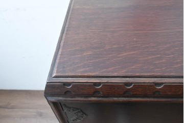 イギリスアンティーク　1900年頃　オーク材　透かし装飾の金具が素敵なサイドボード　(R-090366)