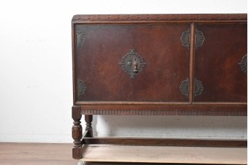 イギリスアンティーク　1900年頃　オーク材　透かし装飾の金具が素敵なサイドボード　(R-090366)