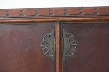 イギリスアンティーク　1900年頃　オーク材　透かし装飾の金具が素敵なサイドボード　(R-090366)