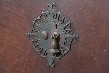 イギリスアンティーク　1900年頃　オーク材　透かし装飾の金具が素敵なサイドボード　(R-090366)